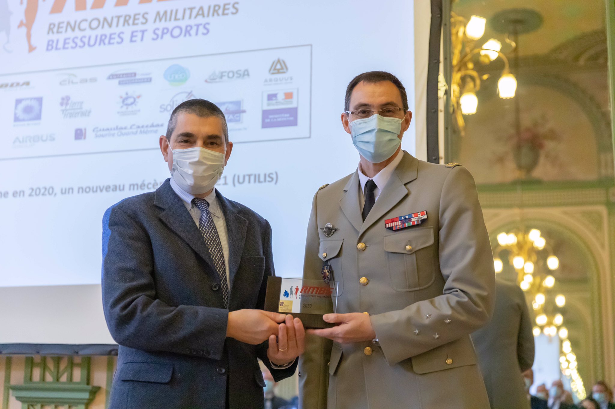 Général de corps d’armée (2S) Eric Margail, président de Terre Fraternité, et le Général de corps d'armée Christophe Abad, Gourverneur Militaire de Paris 